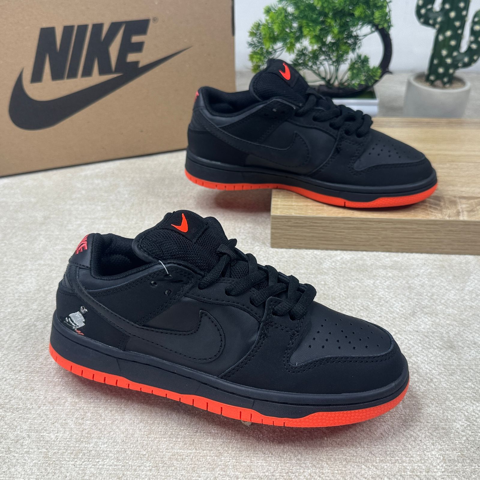 NIKE SB BLACK PIGEON