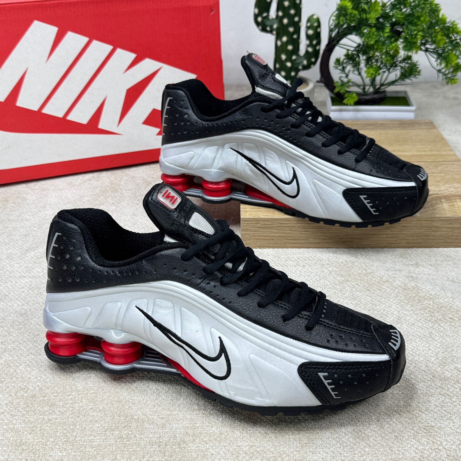 NIKE SHOX R4