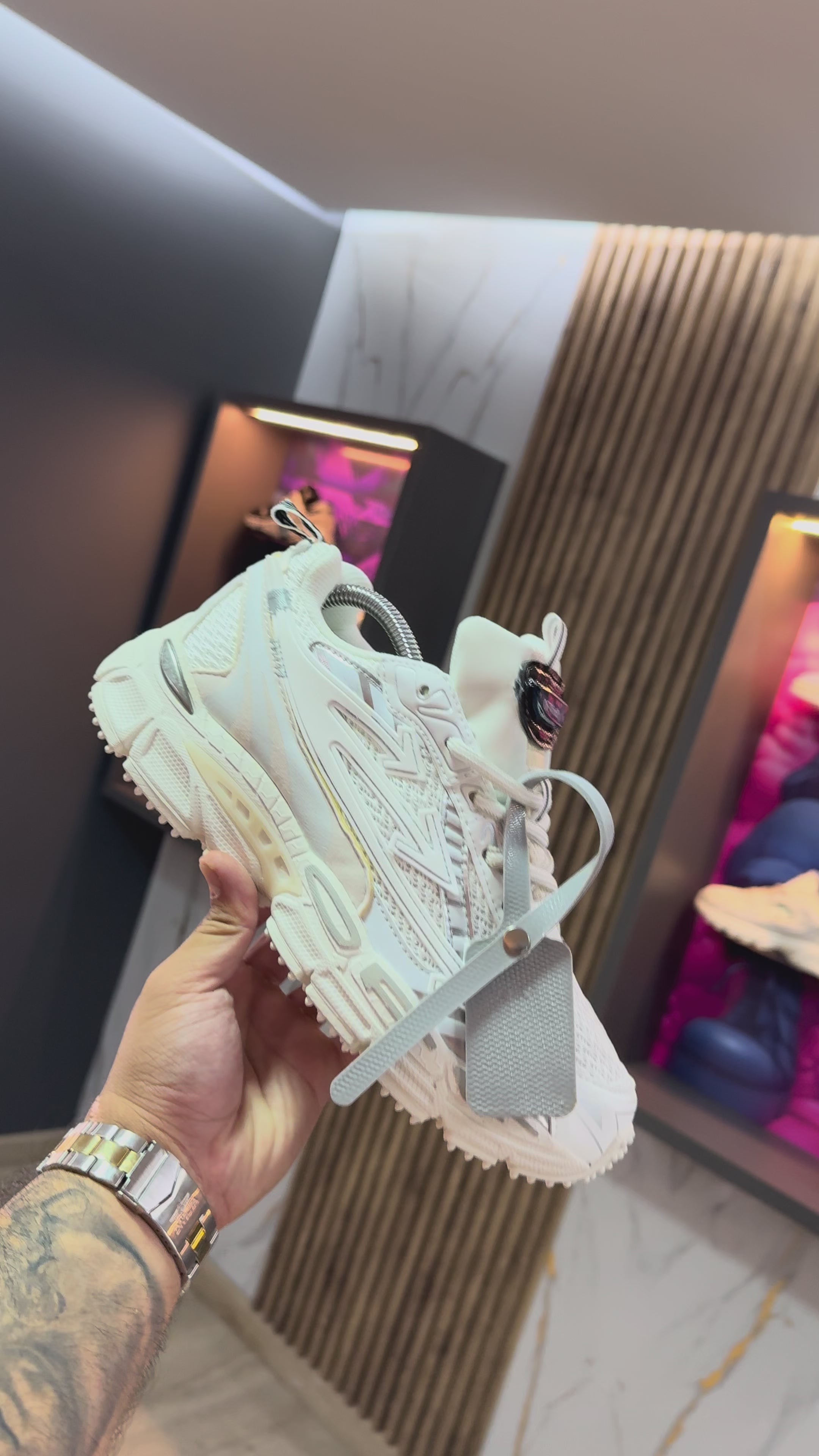 OFF WHITE BE RIGHT BACK